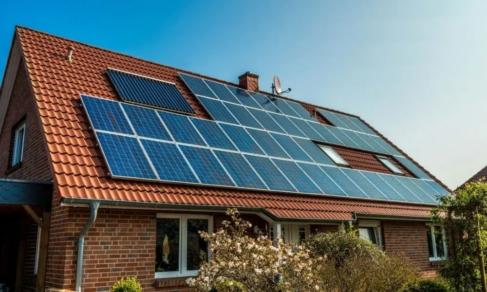 4 Benefits of Solar Battery Storage for Your Home 2 solar-panel-roof-house